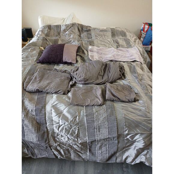 Bedding - Picture 1 of 4